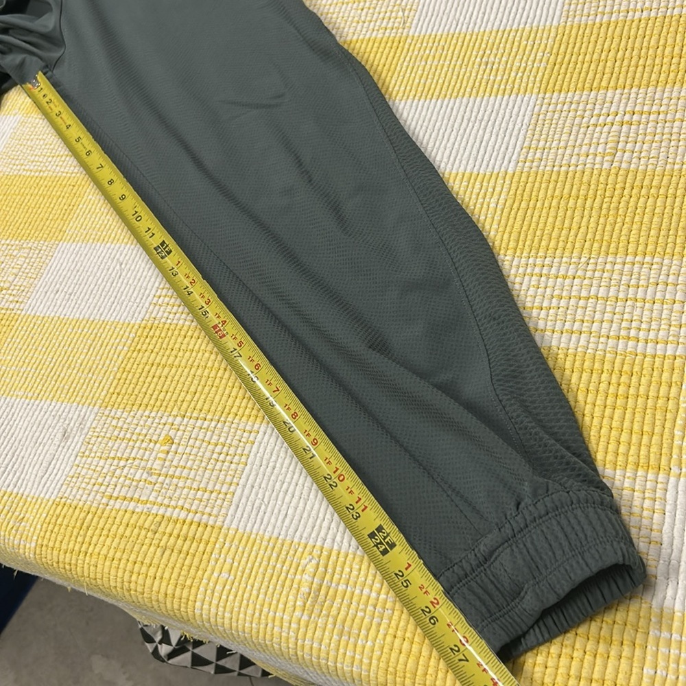 Athleta Quest Jogger in Bali Green size 6 Athleisure Outdoor - Picture 15 of 15
